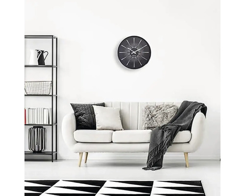 Salon avec canapé, horloge et étagère