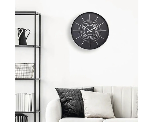 Horloge murale dans le salon avec étagère et canapé