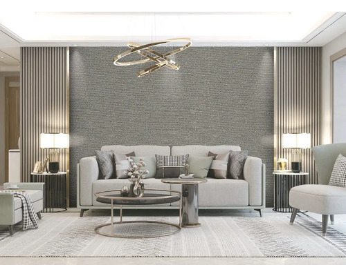 Helles Wohnzimmer mit Sofa, Couchtisch und dekorativer Wandtapete