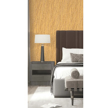 Chambre à coucher avec lit, lampe de chevet et papier peint à motifs
