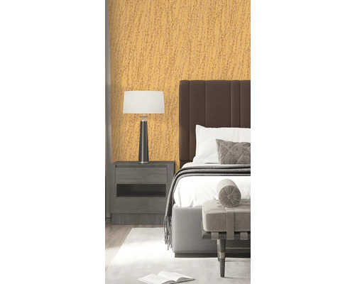 Chambre à coucher avec lit, lampe de chevet et papier peint à motifs