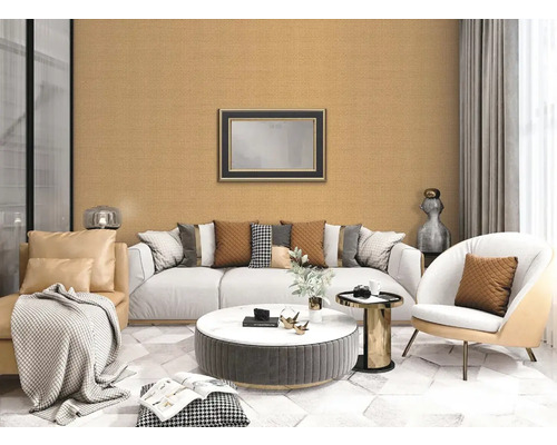 Salon avec canapé, fauteuil, table basse et décoration murale