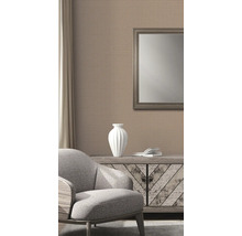 Intérieur avec papier peint à motifs, fauteuil et commode avec miroir