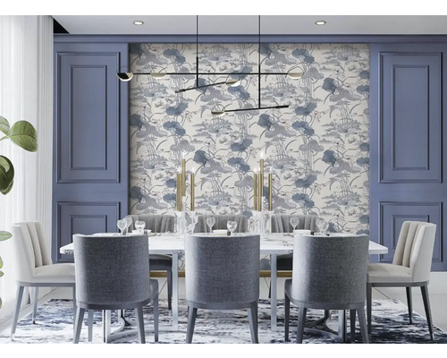 Salle à manger avec table à manger, chaises, papier peint et éclairage.