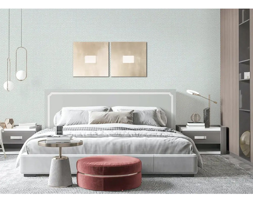 Schlafzimmer mit Bett, Nachttischen und Dekorationsgegenständen in einem hellen und modernen Design.