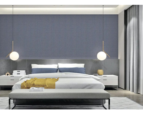 Schlafzimmer mit Bett, Nachttischen und Wandtapete