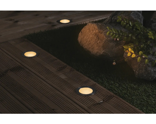 Garten mit eingelassenen Bodenleuchten und Stein