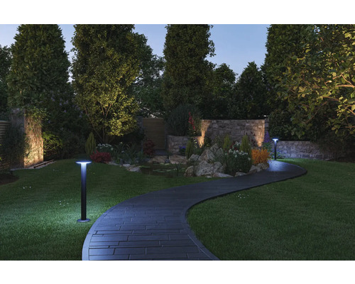 Beleuchteter Garten mit Weg und Pollerleuchten