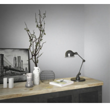 Dekorative Stillleben-Komposition auf einem Sideboard mit einer Schwarz-Weiß-Fotografie, Vasen, einer Pflanze, einer Buch- und einer Schreibtischlampe.
