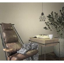 Coin lecture avec fauteuil, table d''appoint, lampe et plante d''intérieur