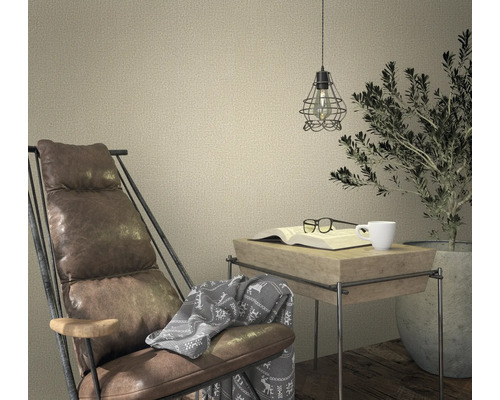 Coin lecture avec fauteuil, table d''appoint, lampe et plante d''intérieur