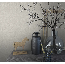 Dekoratives Arrangement mit Holzpferd, Vase und Weidenkätzchenzweigen auf einem Tisch