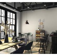 Intérieur avec table en bois, chaises, tabourets de bar et décorations de style loft