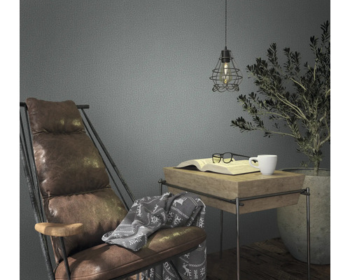 Leseecke mit Sessel, Beistelltisch, Buch, Brille und Zimmerpflanze