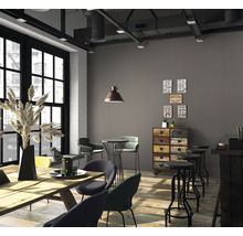 Aménagement d''un restaurant avec tables, chaises, tabourets de bar, commode et décoration
