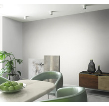 Heller Wohnraum mit Esstisch, Stühlen, Sideboard und Deckenleuchten