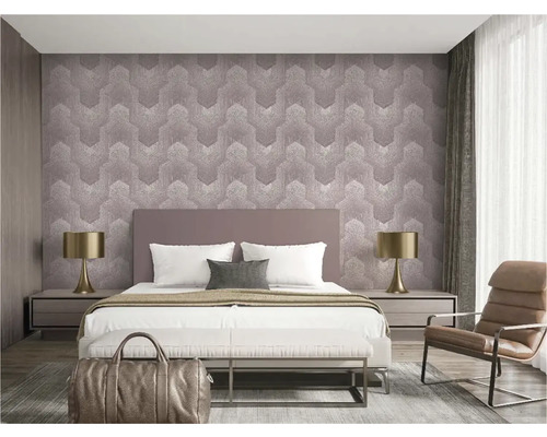 Chambre avec papier peint à motifs, lit, tables de chevet, lampes et fauteuil