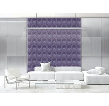 Salon moderne avec papier peint géométrique, canapé et fauteuil