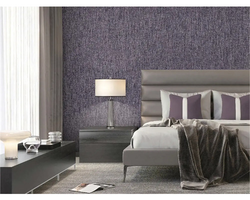 Schlafzimmer mit gemusterter Tapete, Bett und Nachttischlampe