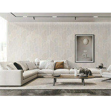 Wohnzimmer mit Sofa, Tisch und gemusterter Tapete