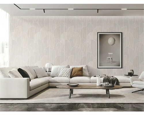 Wohnzimmer mit Sofa, Tisch und gemusterter Tapete