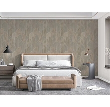 Schlafzimmer mit gemusterten Tapeten, Bett, Nachttisch und Lampe für eine gemütliche Atmosphäre
