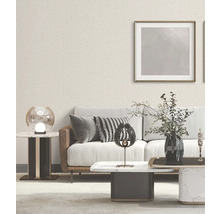 Wohnzimmer mit gemusterter Tapete, Sofa und Dekorationsgegenständen