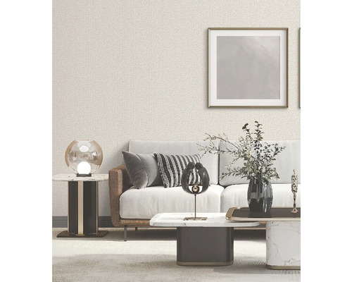 Wohnzimmer mit gemusterter Tapete, Sofa und Dekorationsgegenständen