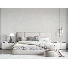 Chambre lumineuse avec lit, tables de chevet, lampe et suspensions