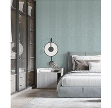 Chambre à coucher avec lit, table de chevet, lampe et armoire