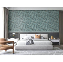 Schlafzimmer mit geometrischer Tapete, Bett und Nachttischen
