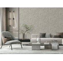 Wohnzimmer mit grauer Tapete, Sessel, Sofa und Dekorationen