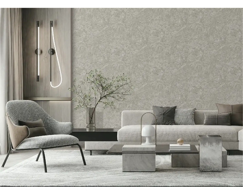 Salon avec papier peint gris, fauteuil, canapé et décorations