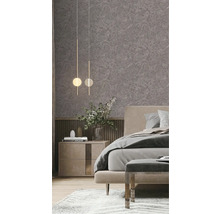 Chambre à coucher avec lit, table de chevet, lampe et papier peint à motifs