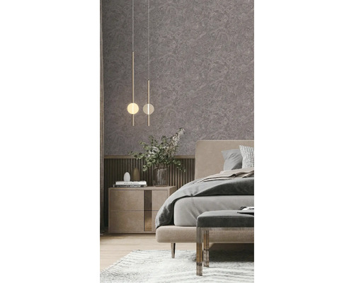 Schlafzimmer mit Bett, Nachttisch, Lampe und gemusterter Tapete