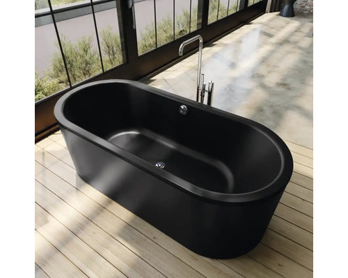 Freistehende schwarze Badewanne mit Armatur vor Fenster