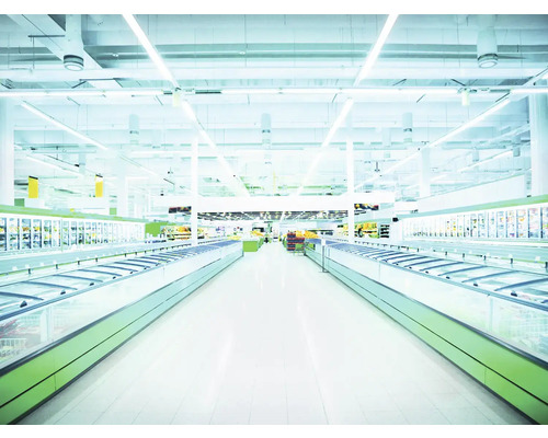 Innenansicht eines großen Supermarktes mit langen Kühlregalen und hellem Interieur.