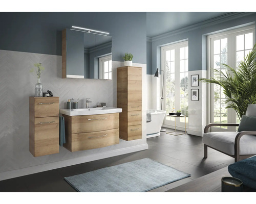 Badmöbel-Set Pelipal Sunline 114 BxHxT 142 x 200 x 46 cm Frontfarbe eiche riviera Badmöbelset 5-teilig und mehr mit Waschtisch Keramik weiß und Waschtischunterschrank Spiegelschrank mit LED-Beleuchtung Unterschrank Wandschrank Helles Badezimmer mit Waschtischunterschrank, Spiegelschrank, Hochschrank und Badewanne.