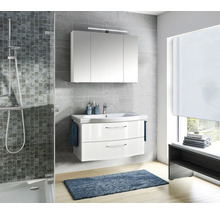 Badezimmer mit Dusche, Waschbeckenunterschrank, Spiegelschrank und Fenster
