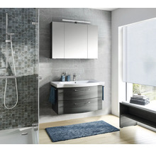 Badezimmer mit Waschtisch, Spiegelschrank, Dusche und Rollo