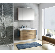 Modernes Badezimmer mit Dusche, Waschtisch, Spiegelschrank und Fenster