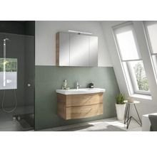 Badezimmer mit Waschtischunterschrank, Spiegelschrank und Dusche