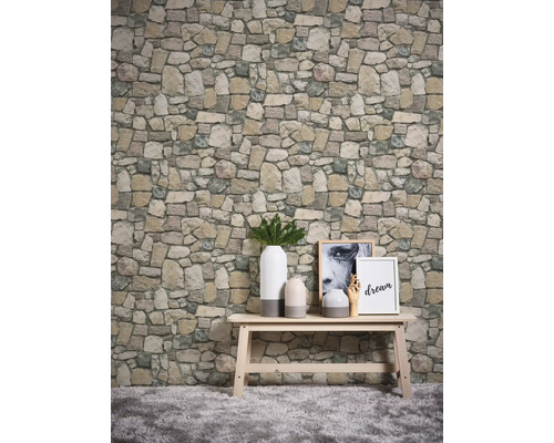 Vue d''une pièce avec papier peint imitation pierre, banc et décoration