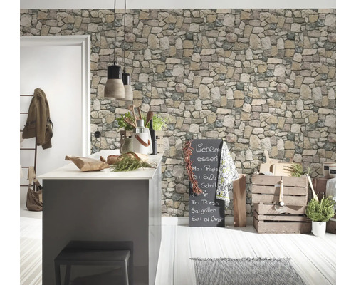 Cuisine lumineuse avec papier peint imitation pierre, îlot de cuisine et caisses en bois décoratives