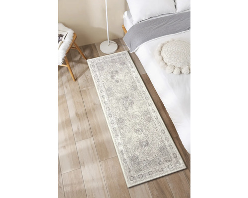 Tapis décoratif dans la chambre à coucher, à côté d''un lit et d''un tabouret