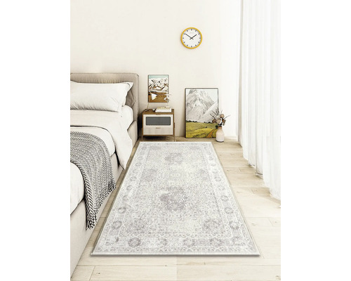 Chambre à coucher avec lit et tapis à motifs