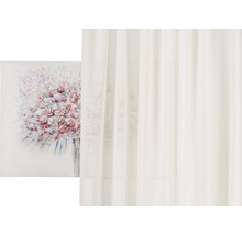 Toile décorative avec motif de roses à côté d''un rideau.