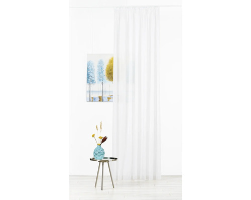 Rideau blanc avec tableau d''art et vase de fleurs