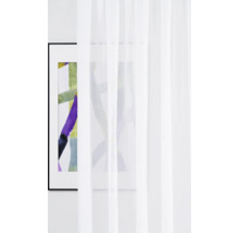 Voilage blanc transparent devant une image encadrée