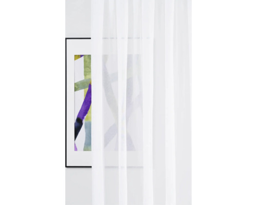 Voilage blanc transparent devant une image encadrée